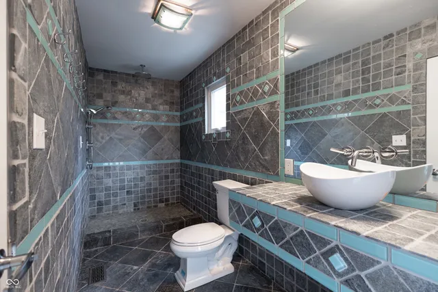 $825,000 | 1550 East Pointe Club Drive, Bloomington, IN 47401