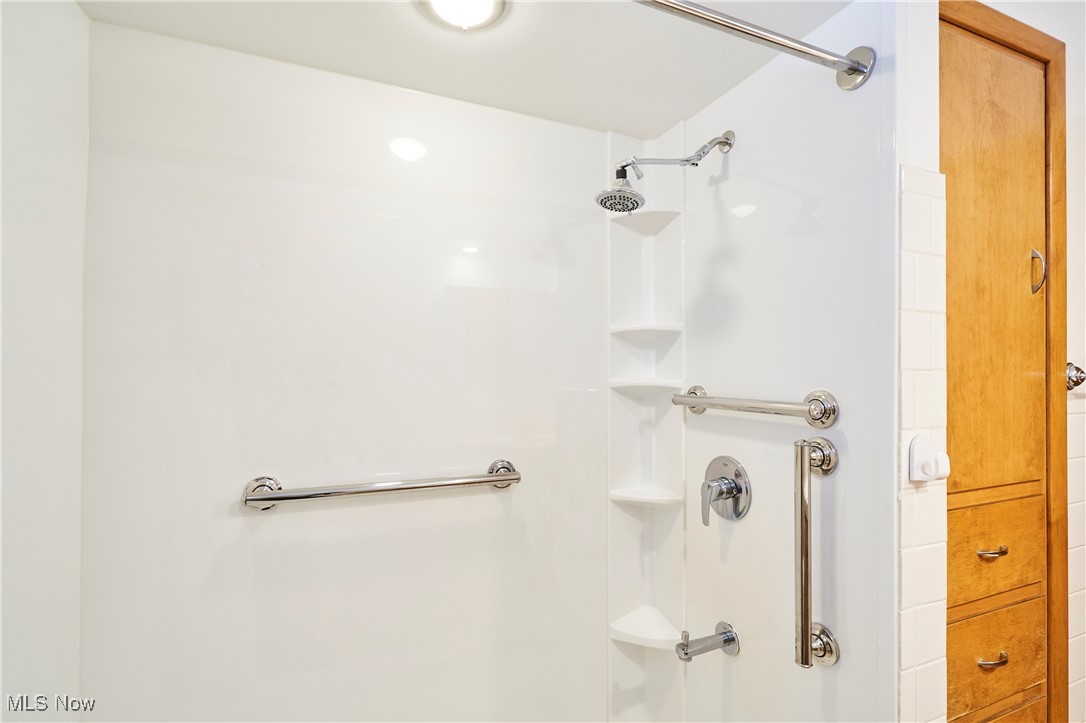 440 South Medina Line Road Akron, OH 44321 - Photo 13 of 27 Full bath with a shower
