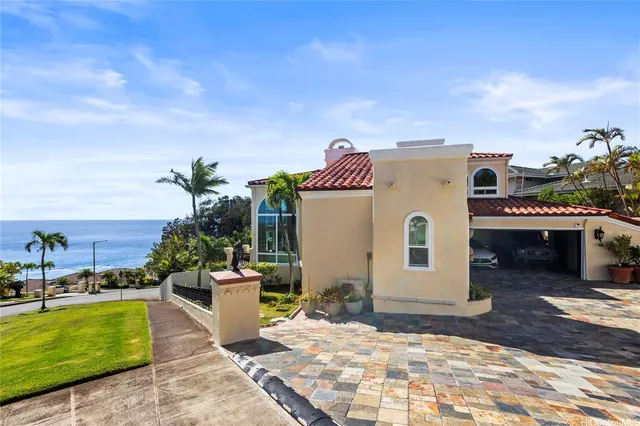 a view of a house with entertaining space