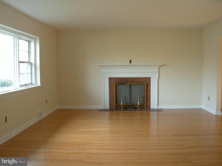2716 North Kent Road Broomall, PA 19008 - Photo 3 of 23 Living Room