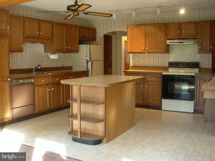 2716 North Kent Road Broomall, PA 19008 - Photo 6 of 23 Kitchen