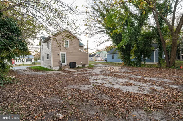 a view of a house with a backyard