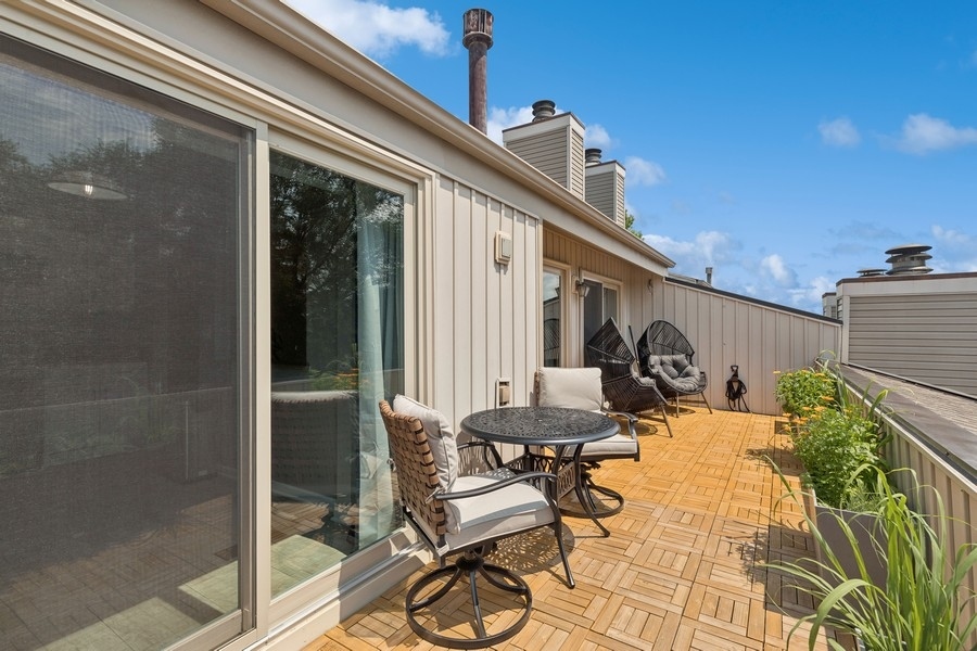 21 Mineola Road Fox Lake, IL 60020 - Photo 9 of 21 a view of a dinning tables and chairs in patio