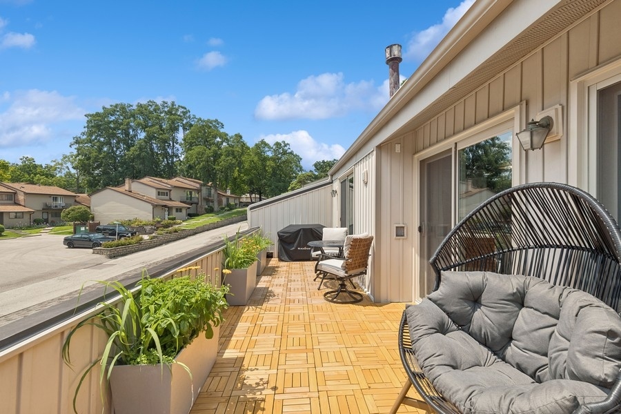 21 Mineola Road Fox Lake, IL 60020 - Photo 10 of 21 a view of balcony with couch