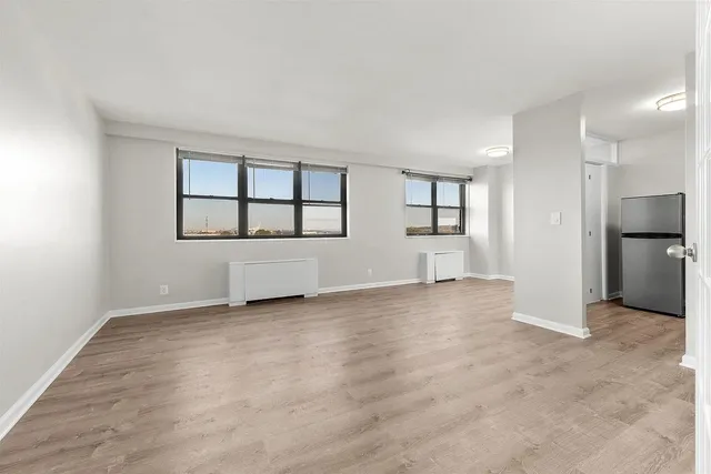 an empty room with windows and pillars in it