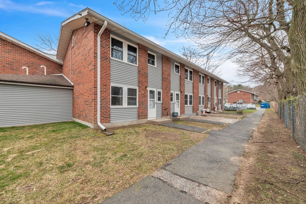 22 Manor Court, Unit 22 Springfield, MA 01118 - Photo 2 of 25 Gallery Image 2