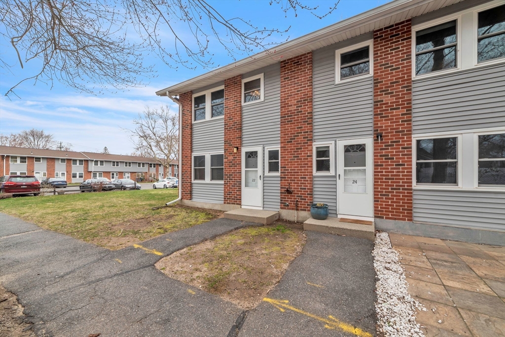 22 Manor Court, Unit 22 Springfield, MA 01118 - Photo 3 of 25 Gallery Image 3