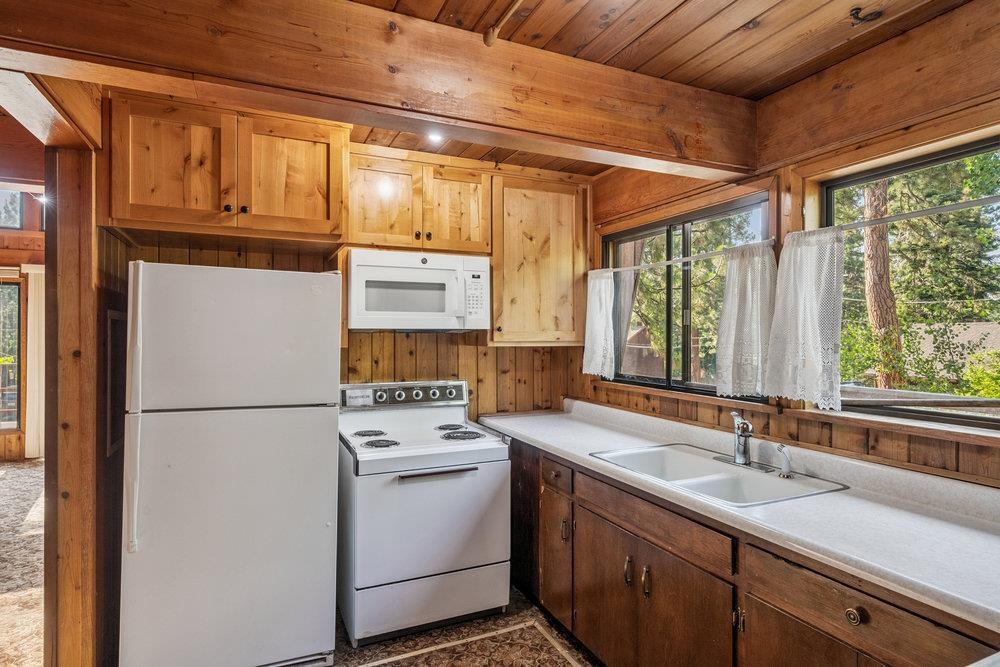 10577 Stuart Staithe Truckee, CA 96161 - Photo 11 of 22 a utility room with dryer and washer