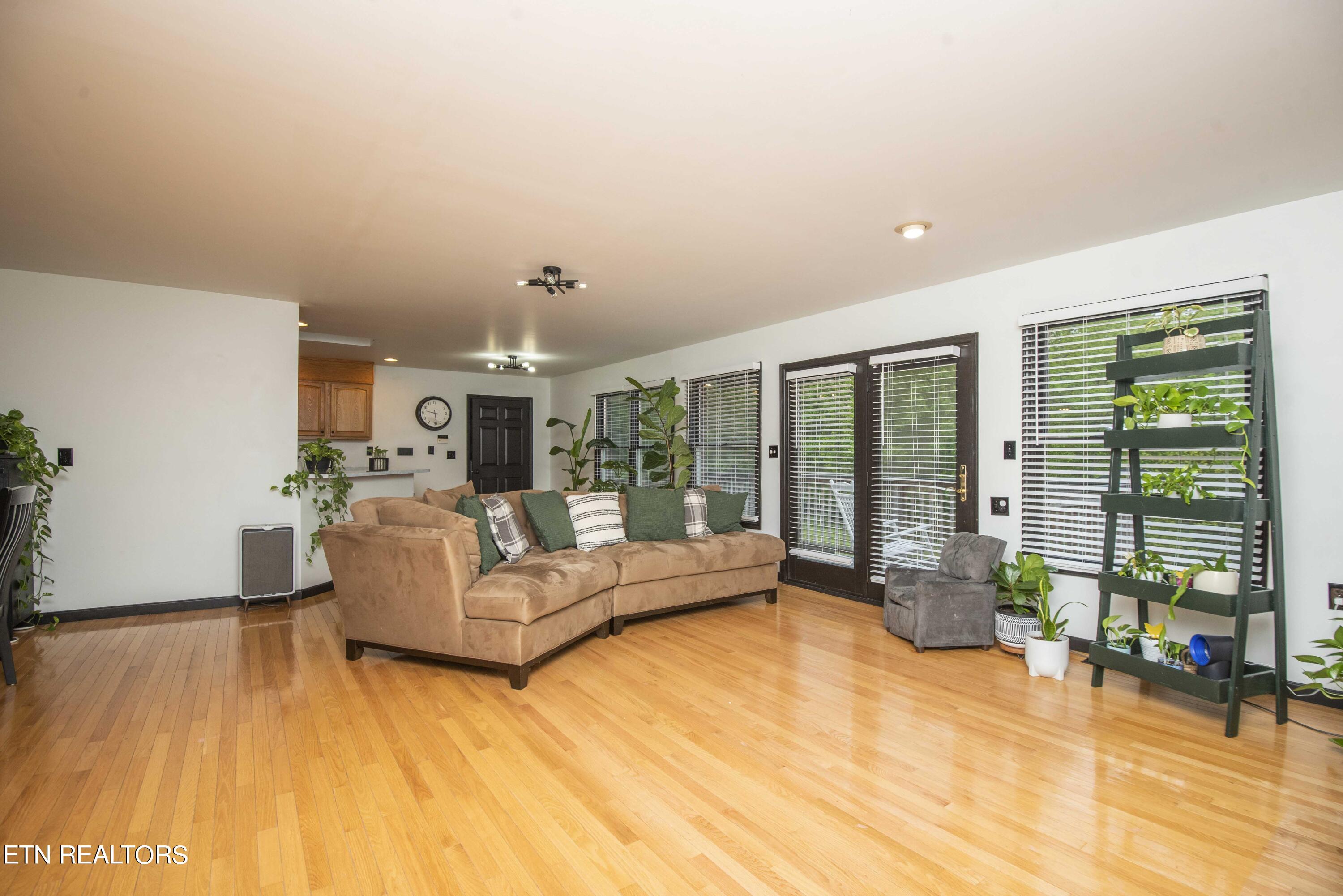 483 Pattie Gap Road Philadelphia, TN 37846 - Photo 4 of 40 living 3_1