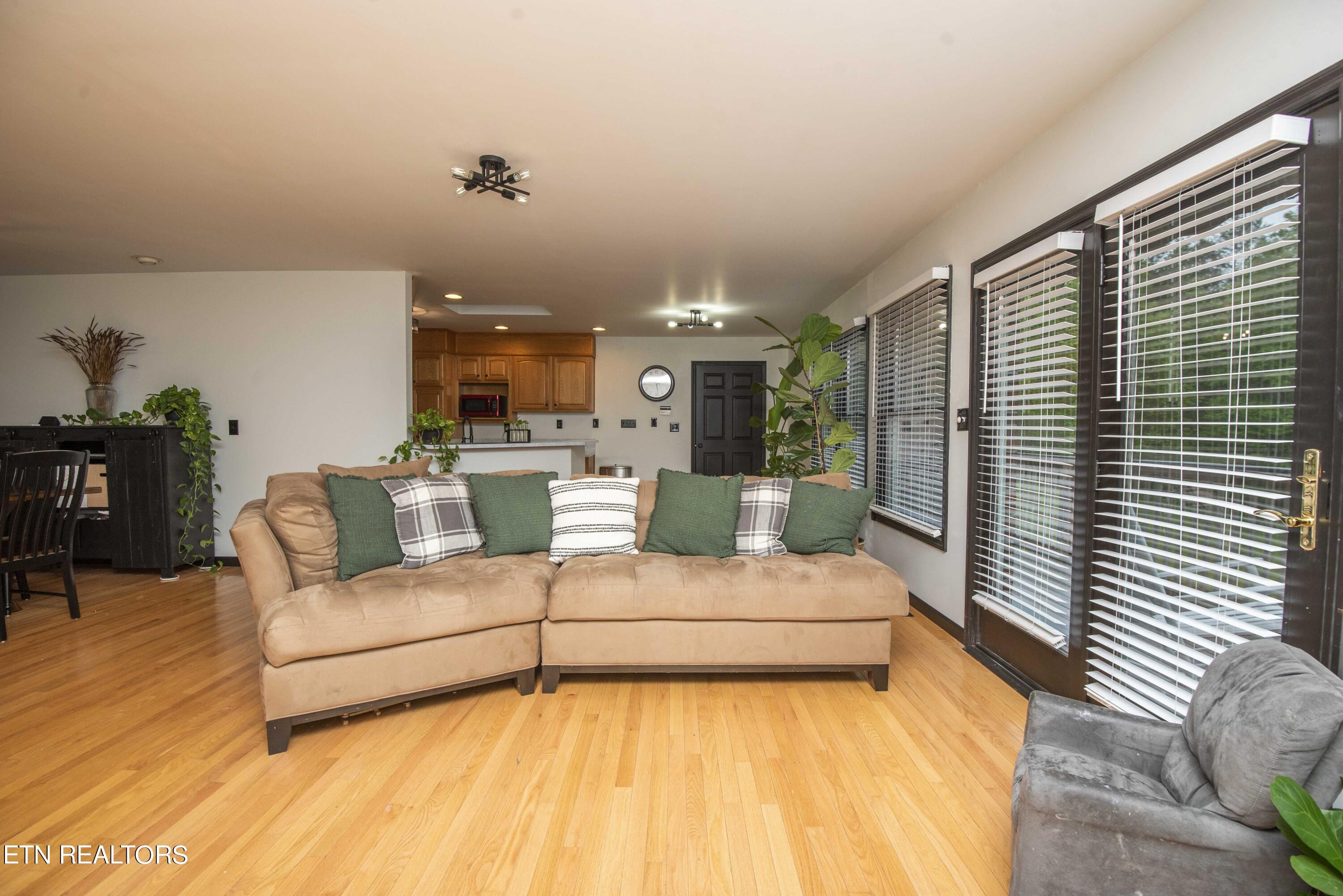 483 Pattie Gap Road Philadelphia, TN 37846 - Photo 5 of 40 living 2_1