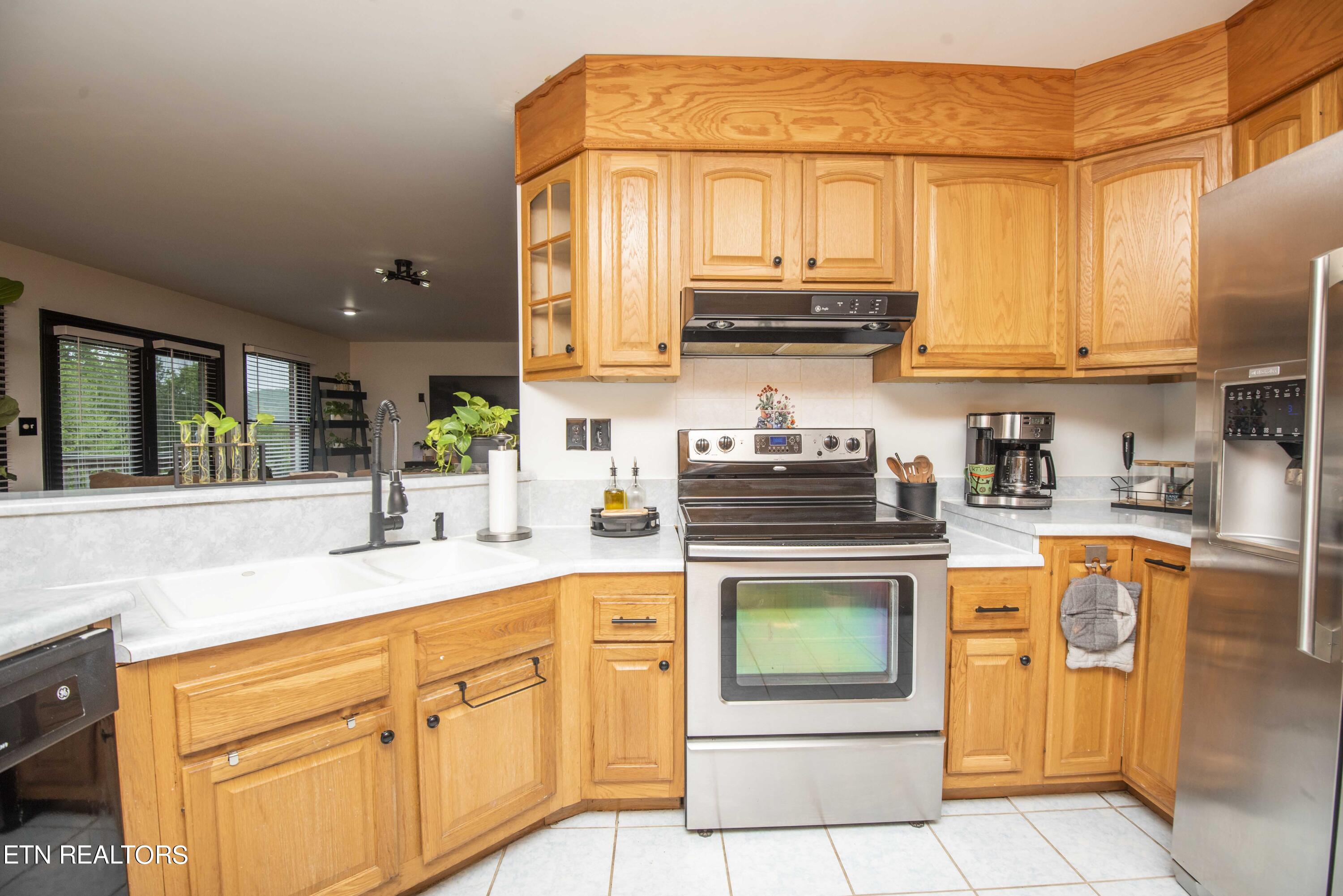 483 Pattie Gap Road Philadelphia, TN 37846 - Photo 7 of 40 kitchen 3_1