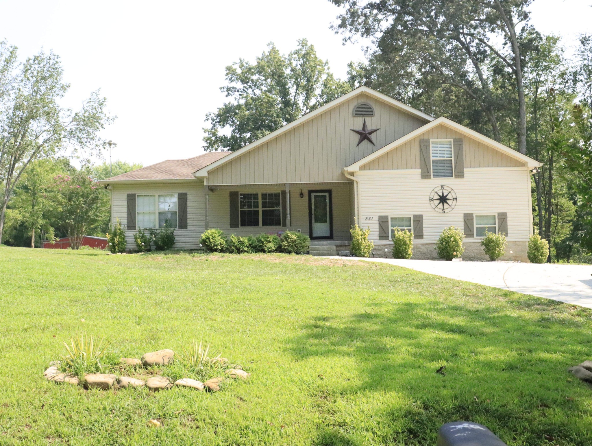 321 South Leath Road Portland, TN 37148 - Photo 1 of 33 a view of a house with a yard