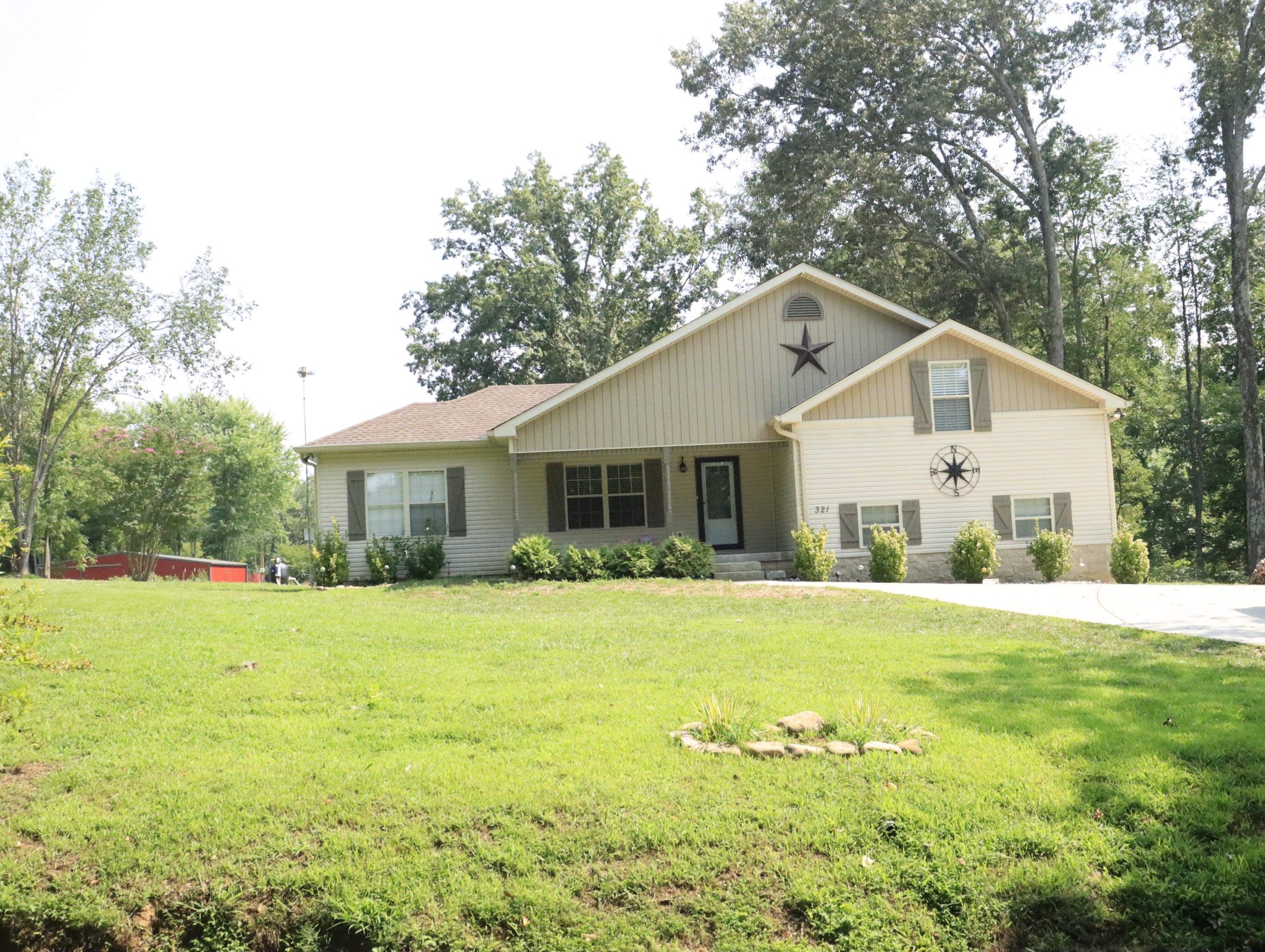 321 South Leath Road Portland, TN 37148 - Photo 2 of 33 a front view of a house with a garden