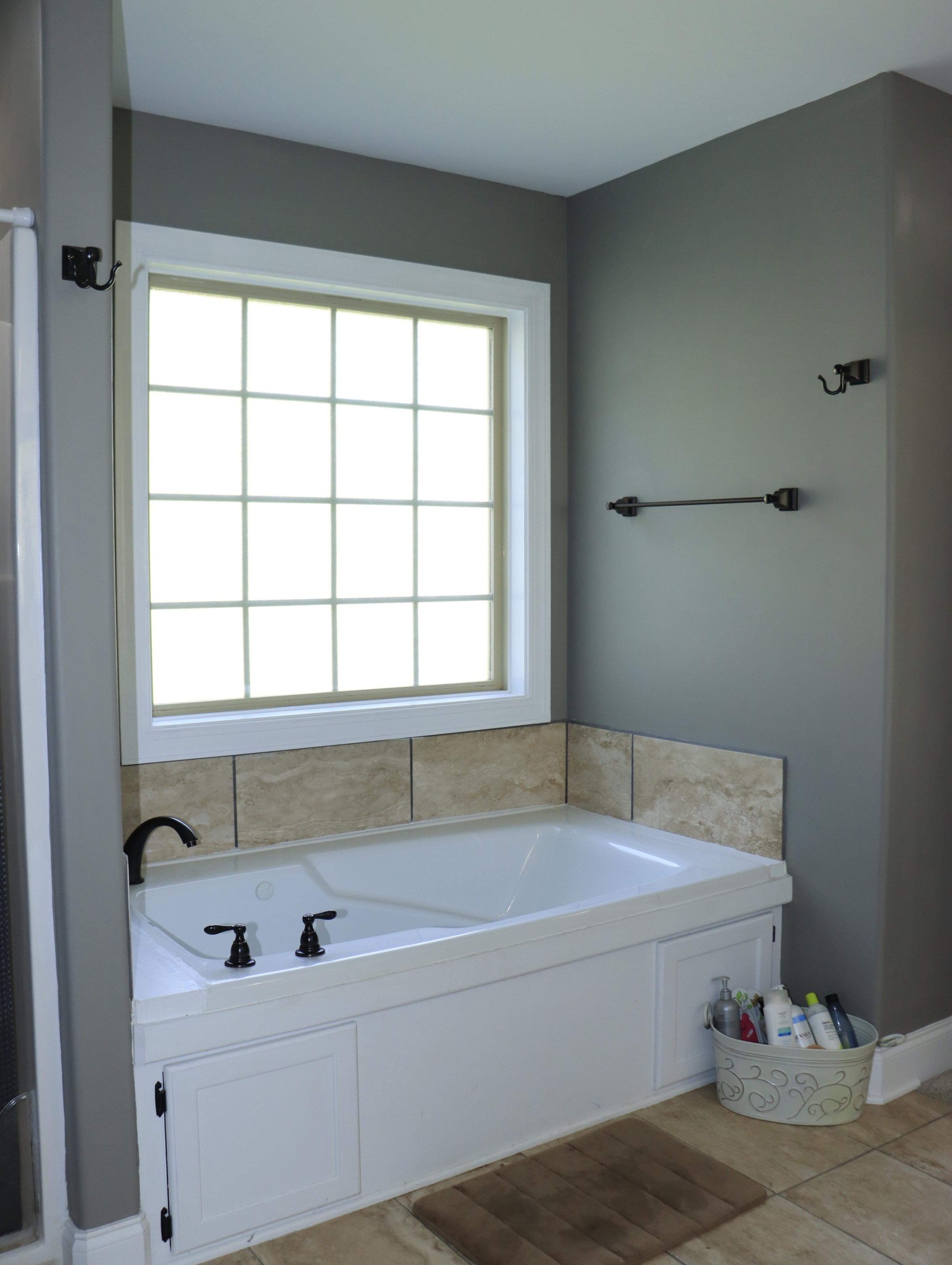 321 South Leath Road Portland, TN 37148 - Photo 17 of 33 a bathroom with a bathtub and a window