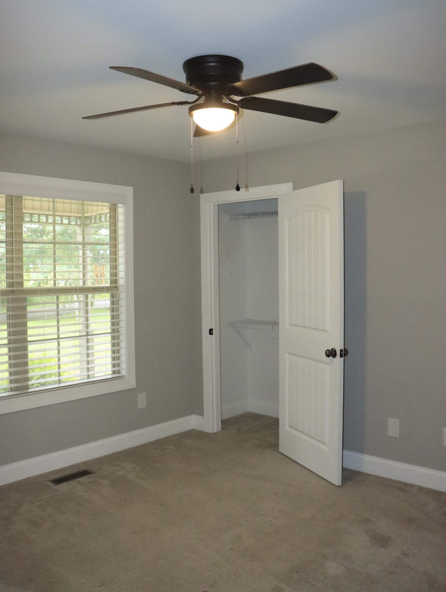 321 South Leath Road Portland, TN 37148 - Photo 20 of 33 an empty room with a ceiling fan and window