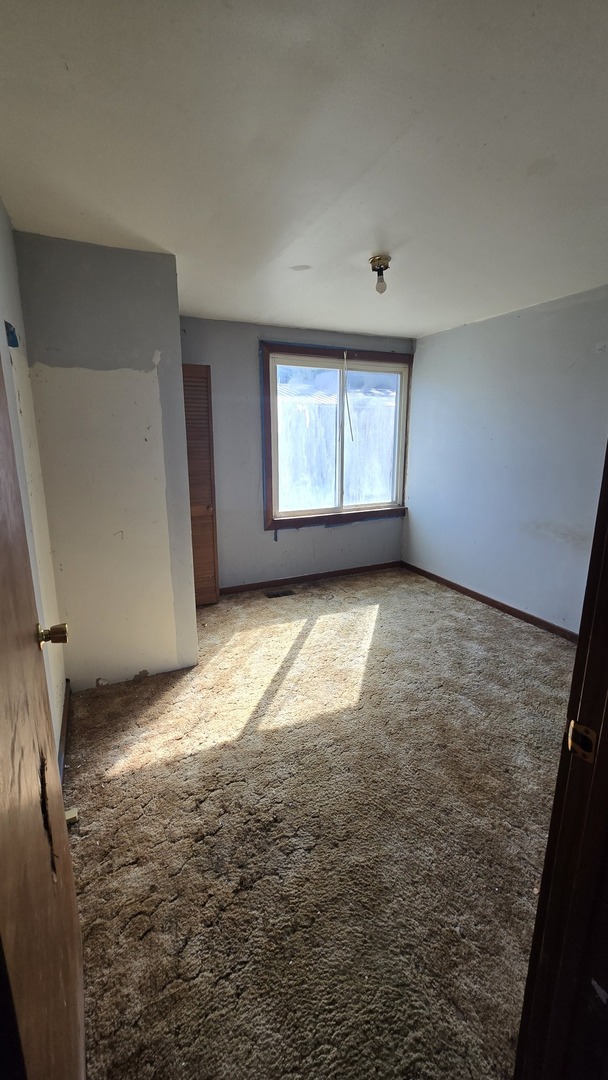 4710 Section Street Streator, IL 61364 - Photo 14 of 19 an empty room with windows