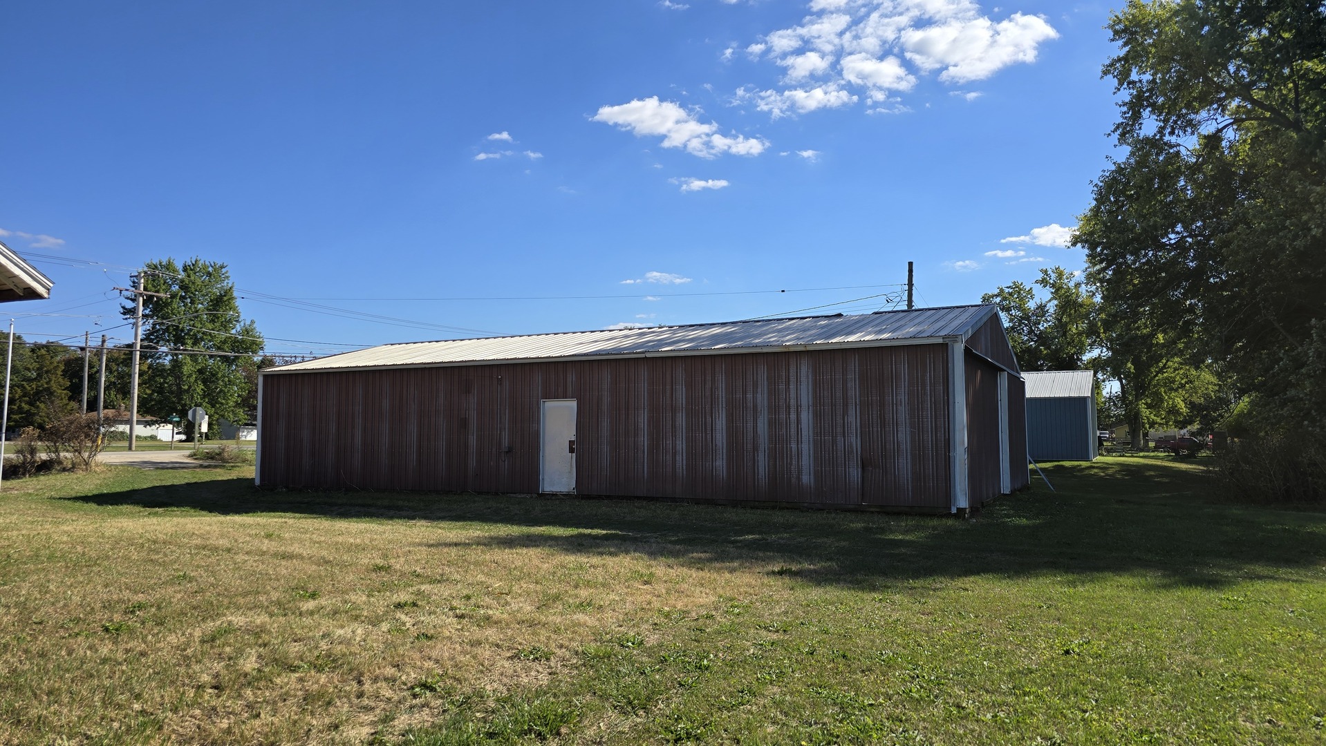4710 Section Street Streator, IL 61364 - Photo 5 of 19 a view of a backyard with a large tree