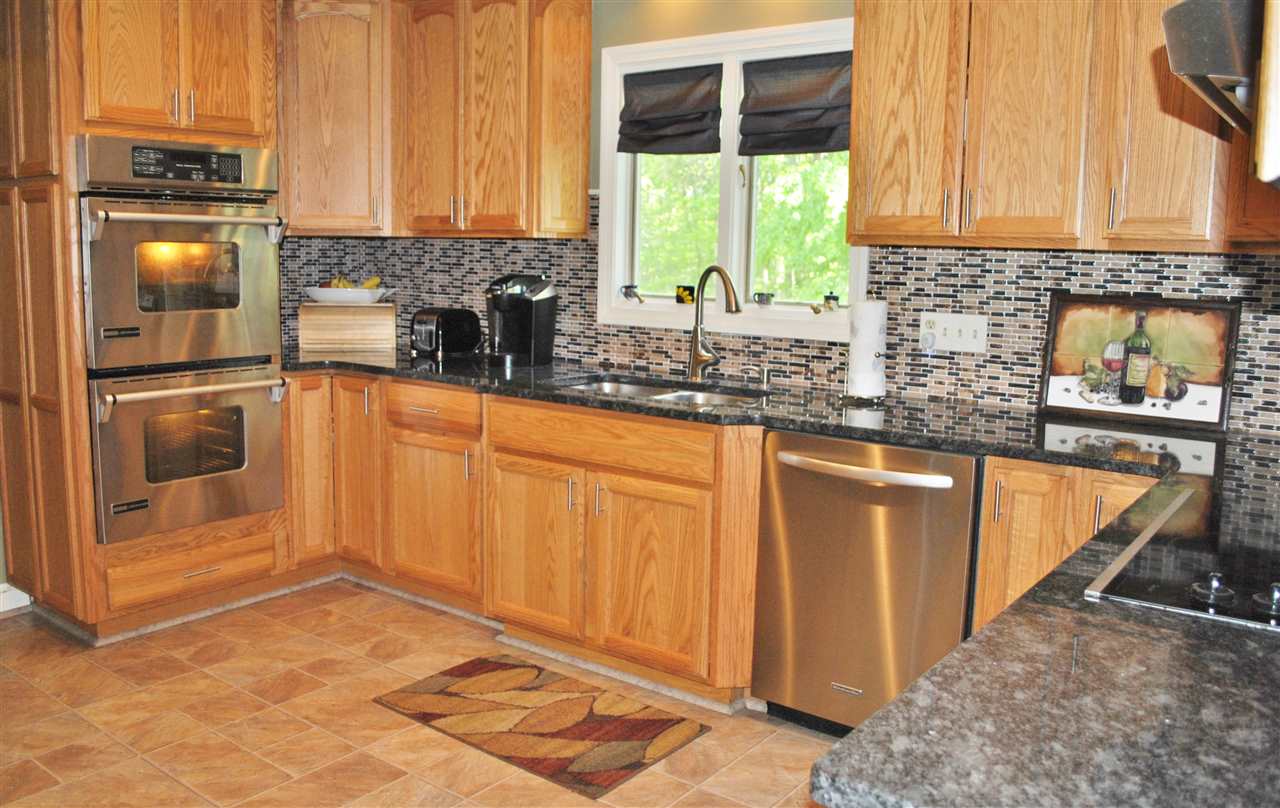 10 Apache Road Nashua, NH 03063 - Photo 12 of 26