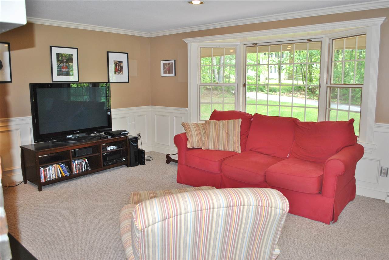 10 Apache Road Nashua, NH 03063 - Photo 6 of 26