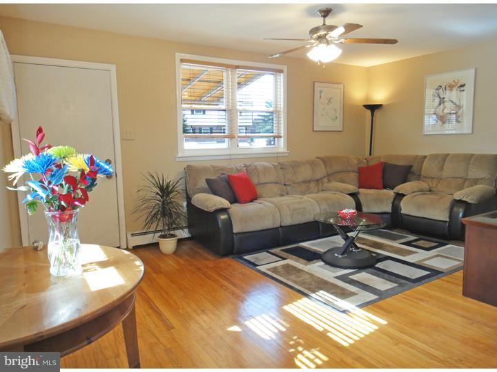 1815 Tomlinson Road Philadelphia, PA 19116 - Photo 12 of 21 Living Room