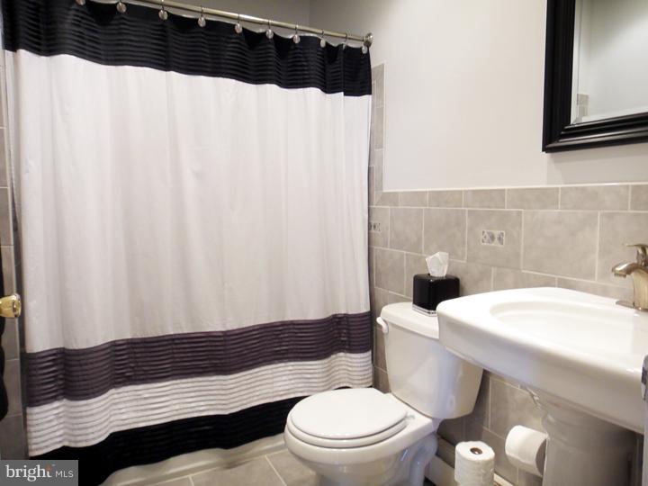 1815 Tomlinson Road Philadelphia, PA 19116 - Photo 18 of 21 Bathroom