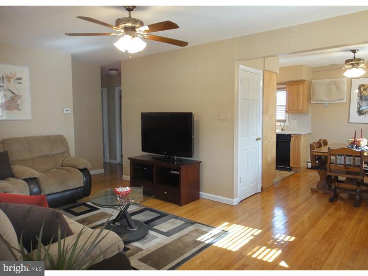 1815 Tomlinson Road Philadelphia, PA 19116 - Photo 19 of 21 Living Room