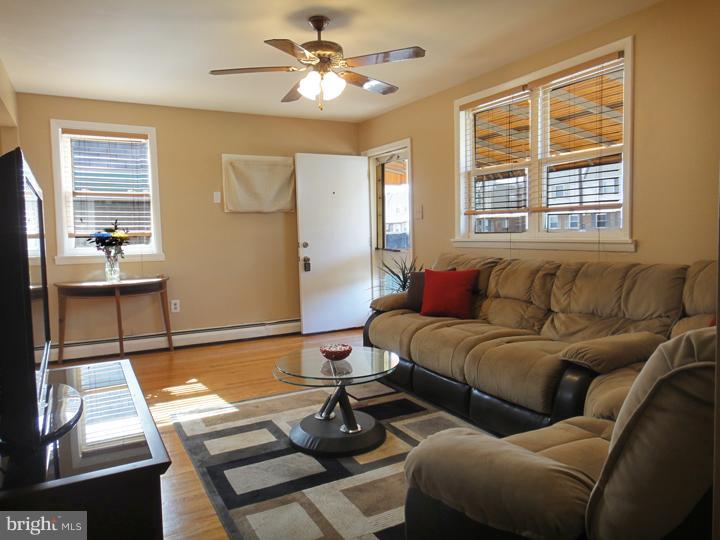 1815 Tomlinson Road Philadelphia, PA 19116 - Photo 20 of 21 Living Room