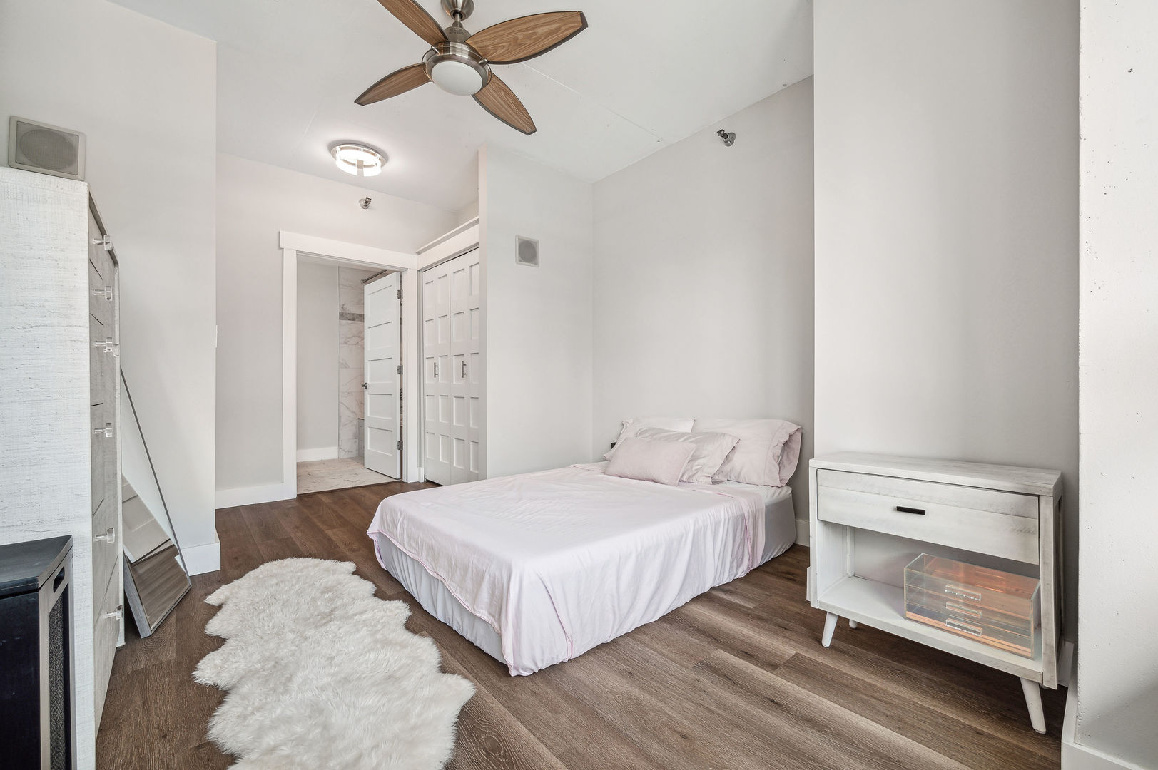 701 South Wells Street, Unit 903 Chicago, IL 60607 - Photo 12 of 20 a bedroom with a bed and a ceiling fan