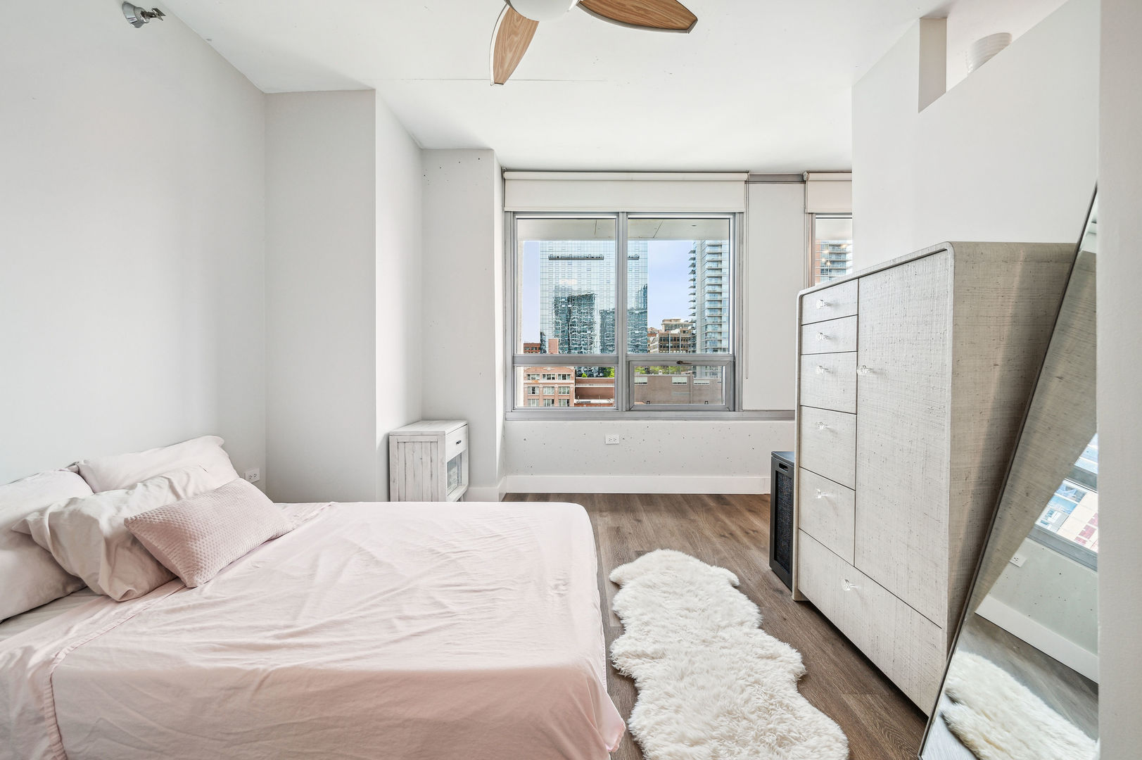 701 South Wells Street, Unit 903 Chicago, IL 60607 - Photo 13 of 20 a bedroom with a large bed and a large window