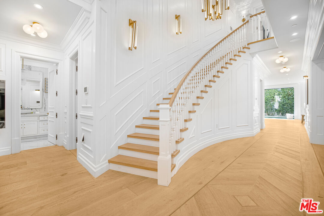 843 North Spaulding Avenue Los Angeles, CA 90046 - Photo 10 of 24 a view of entryway