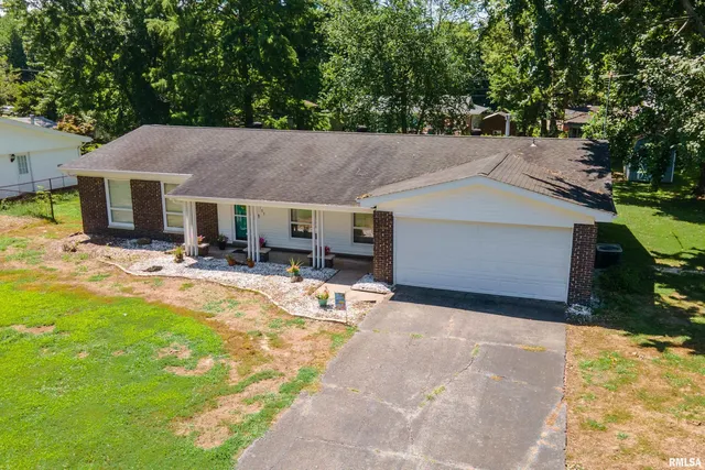 $185,000 | 3103 Woodlawn Place, Marion, IL 62959