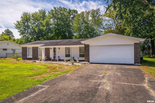$185,000 | 3103 Woodlawn Place, Marion, IL 62959