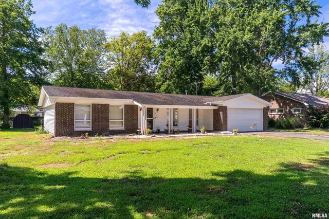 $185,000 | 3103 Woodlawn Place, Marion, IL 62959