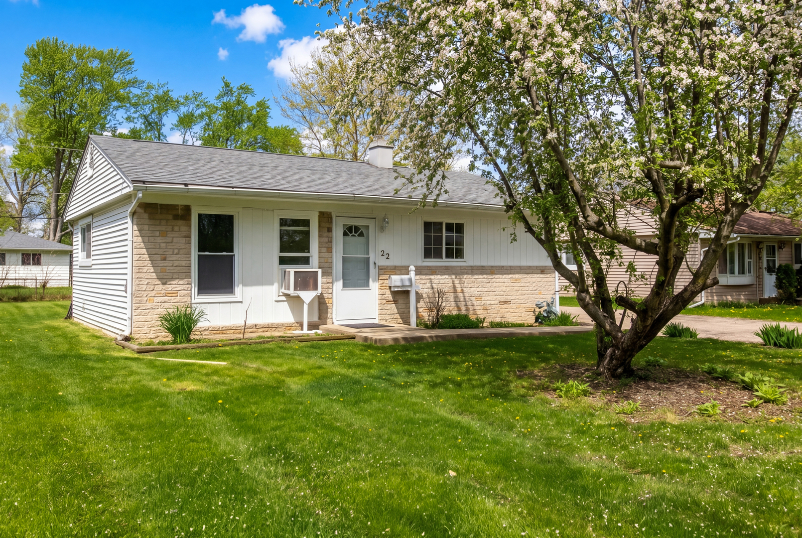 22 Wren Road Carpentersville, IL 60110 - Photo 2 of 16