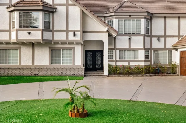 a view of a yard in front of house