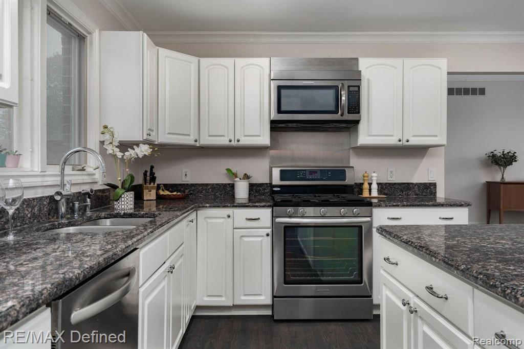 6566 Chatham Circle Rochester Hills, MI 48306 - Photo 14 of 50