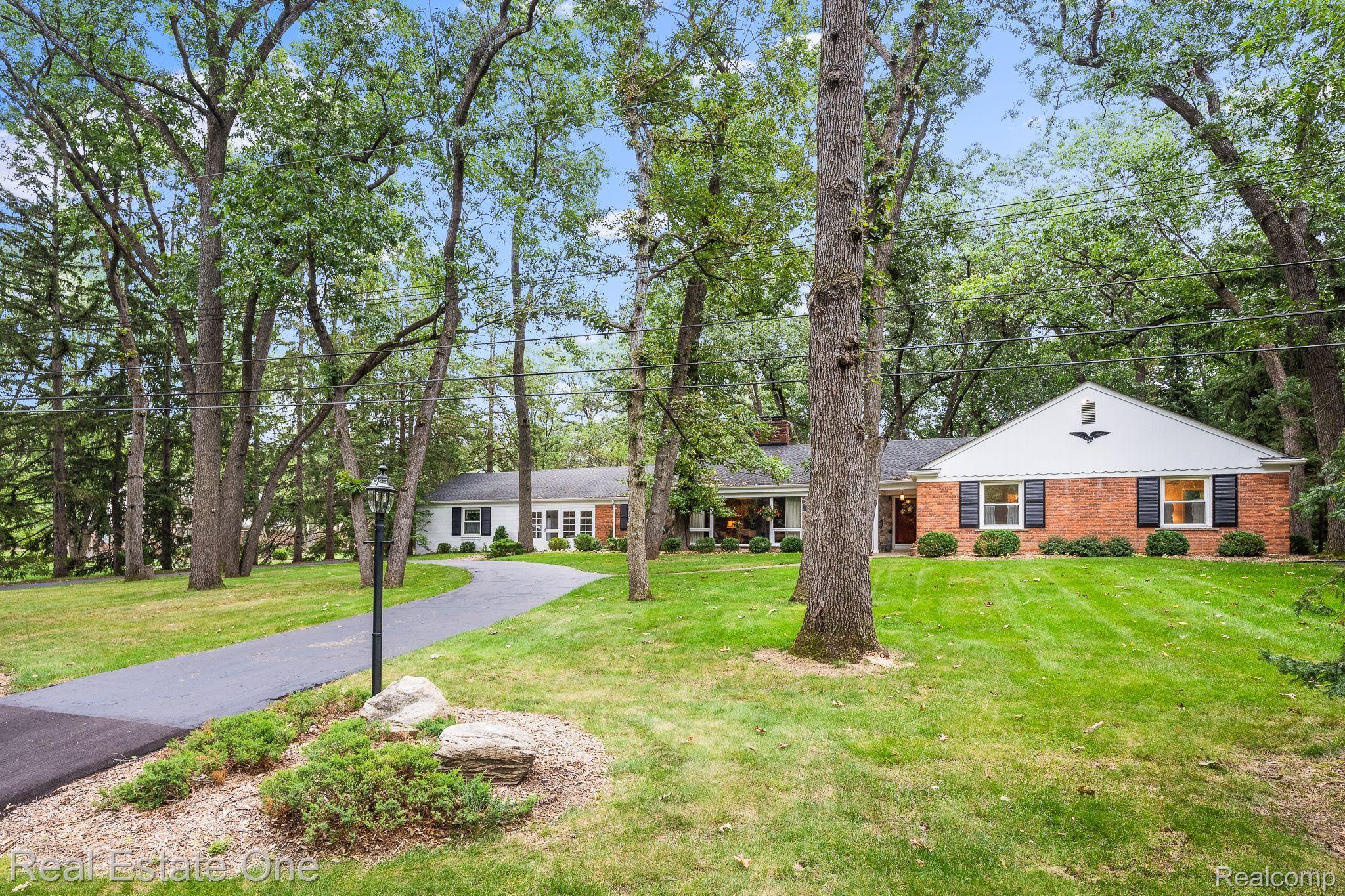 851 Peach Tree Lane Rochester, MI 48306 - Photo 4 of 60 Towering Mighty Oaks!