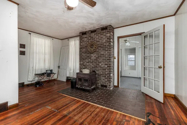 a view of a livingroom with furniture