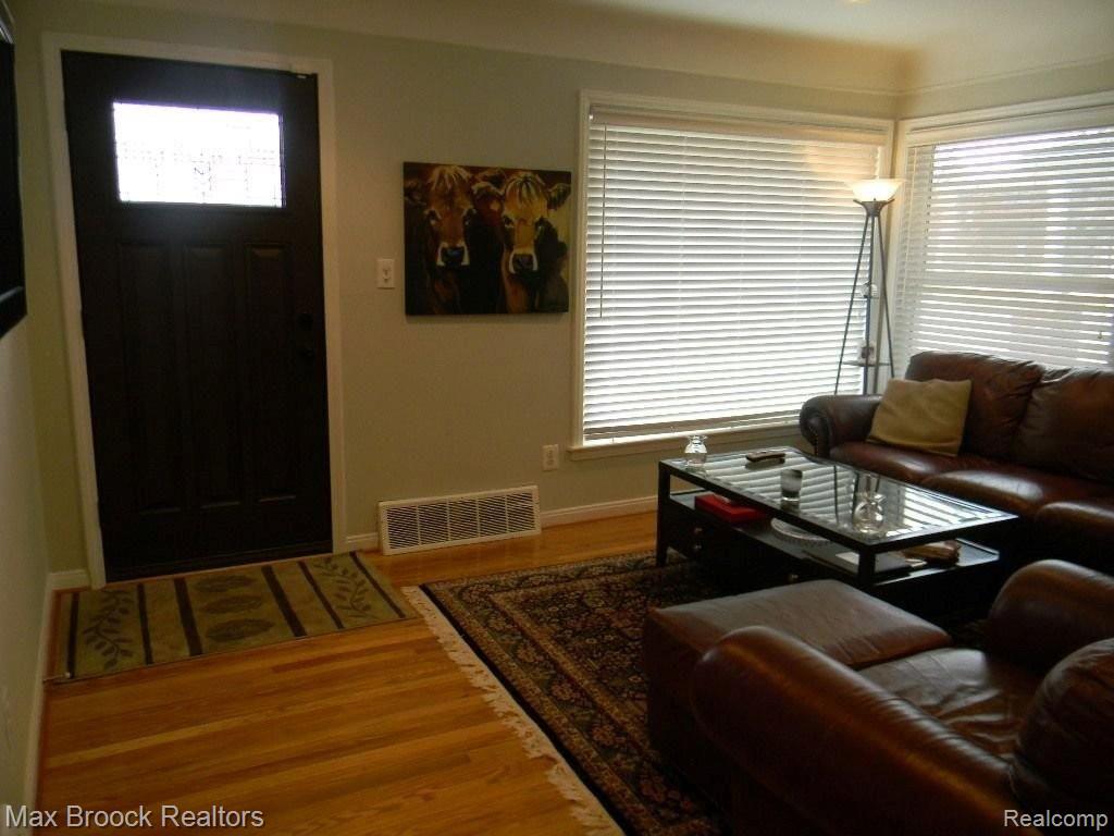 1456 Villa Road Birmingham, MI 48009 - Photo 5 of 10 *LIVING ROOM*