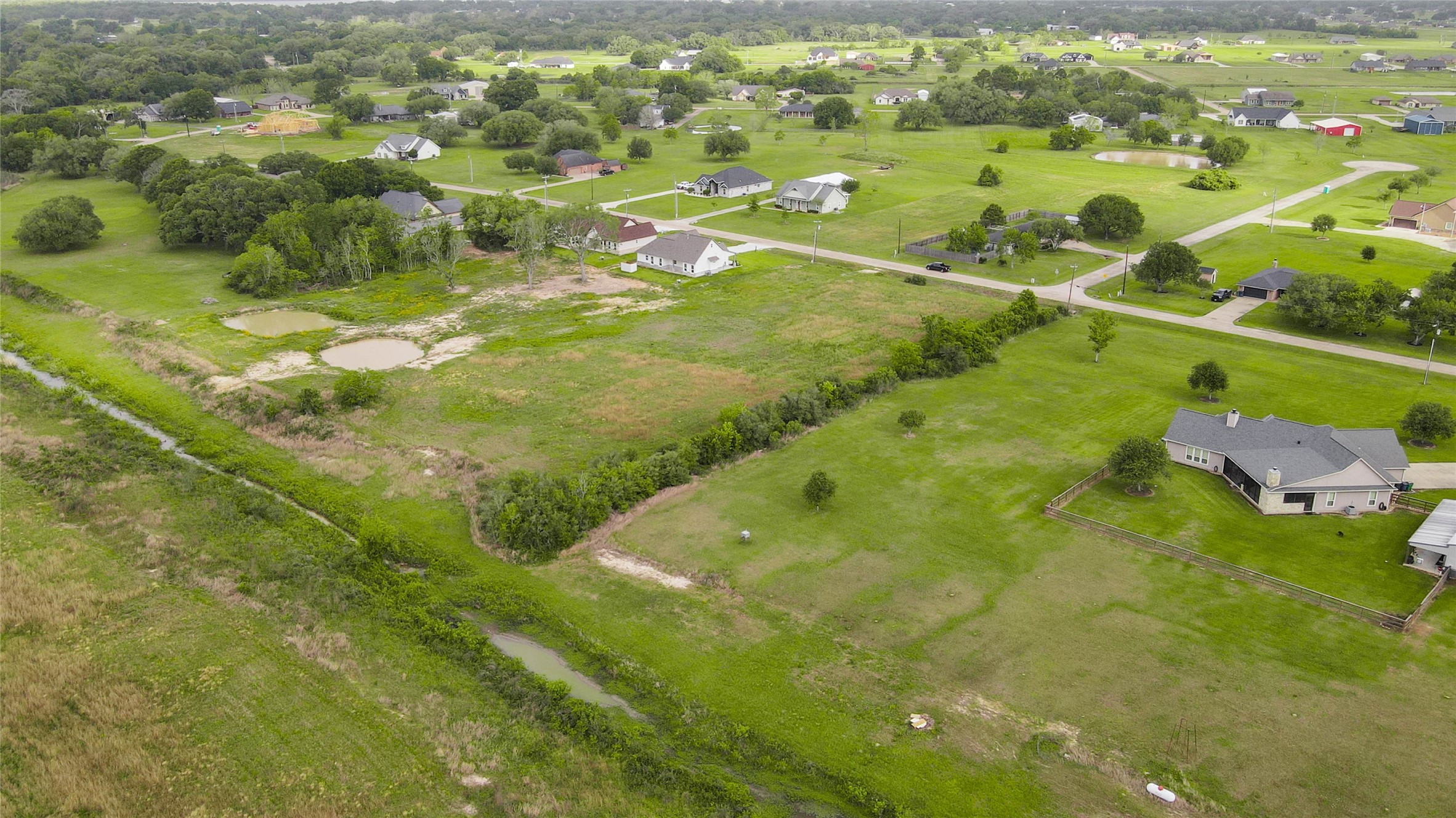 913 Buffalo Trail Angleton, TX 77515 - Photo 5 of 17 a view of a city