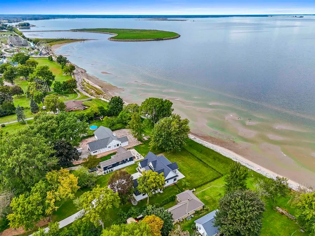 $1,999,000 | 1751 East Shore Circle, Green Bay, WI 54302