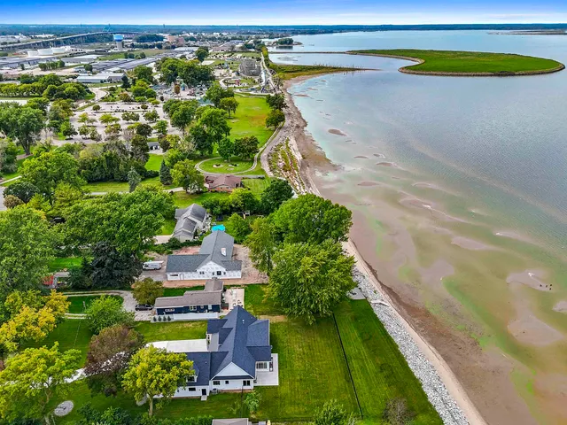 $1,999,000 | 1751 East Shore Circle, Green Bay, WI 54302