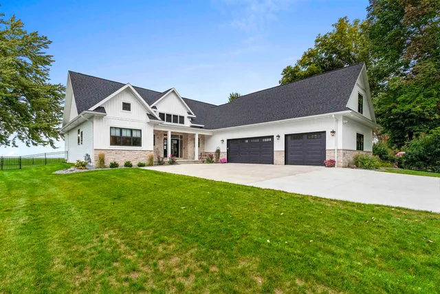 $1,999,000 | 1751 East Shore Circle, Green Bay, WI 54302