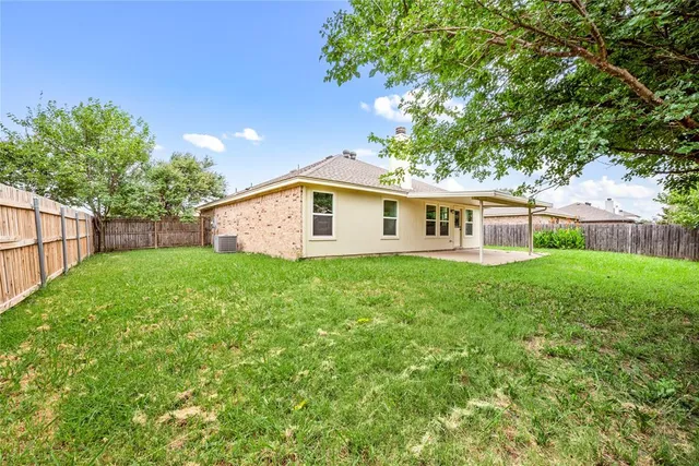 a view of a house with backyard and garden