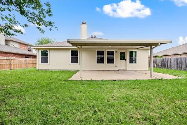 a view of a house with a backyard