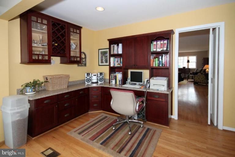 6108 Roxbury Avenue Springfield, VA 22152 - Photo 10 of 30