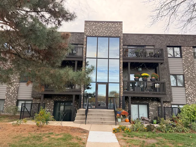 $2,000 | 1460 Stonebridge Circle, Unit G9, Wheaton, IL 60189