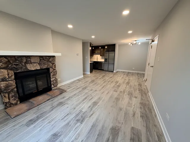 $2,000 | 1460 Stonebridge Circle, Unit G9, Wheaton, IL 60189