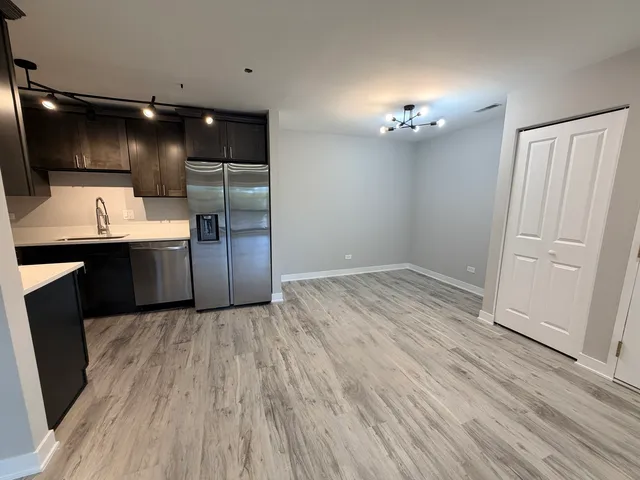 $2,000 | 1460 Stonebridge Circle, Unit G9, Wheaton, IL 60189