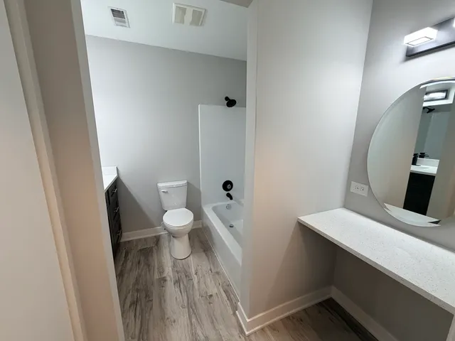 $2,000 | 1460 Stonebridge Circle, Unit G9, Wheaton, IL 60189